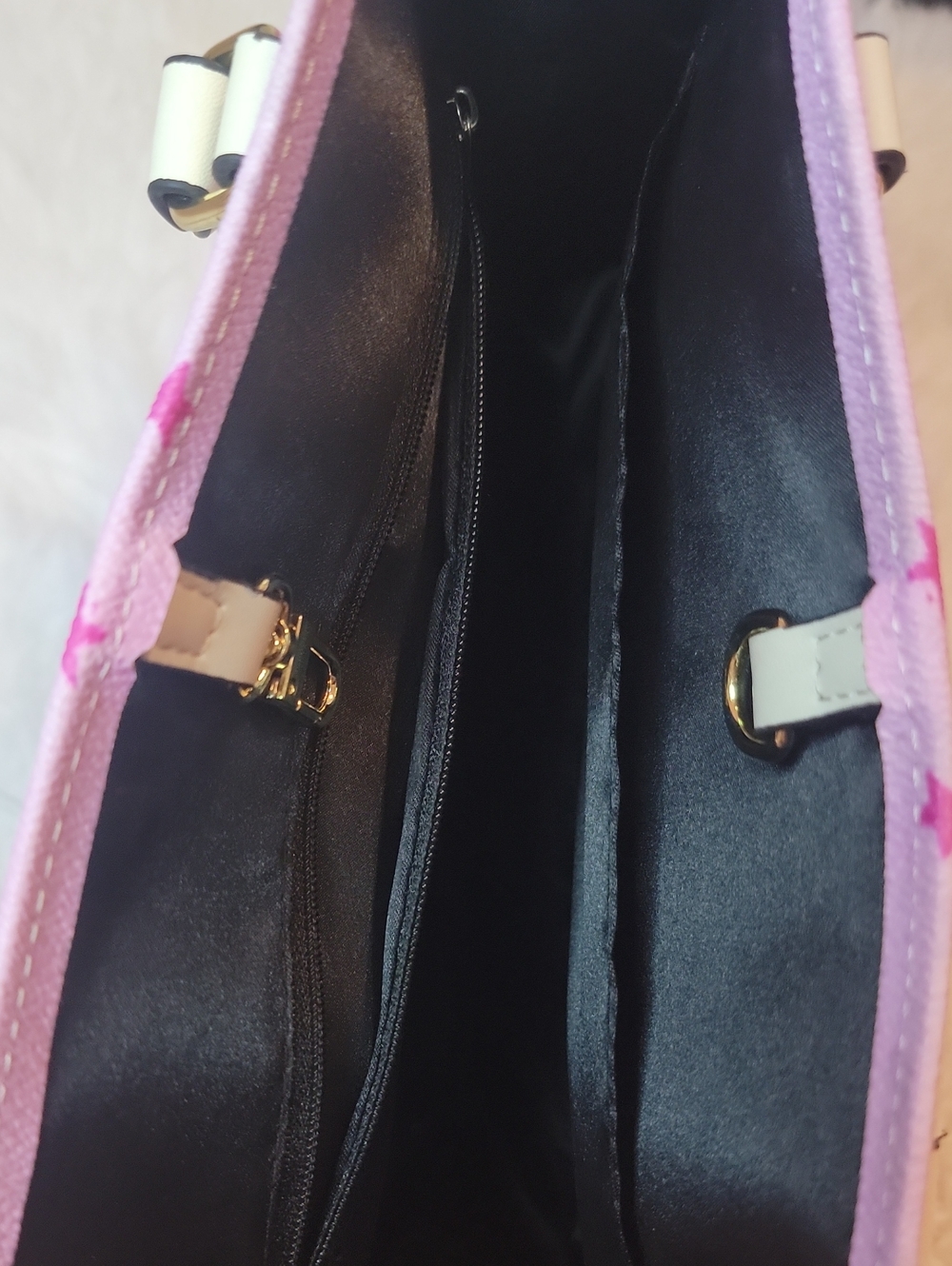 Barbie Movie Pink Graphic Purse with Cream Handles. - Picture 3 of 9